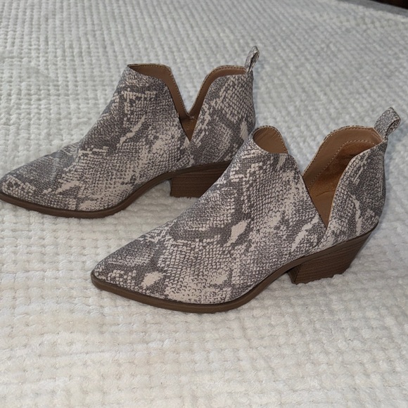 👢✨ EUC Universal Thread Snakeskin Ankle Booties | Size 7 | ✨👢 - Picture 3 of 9